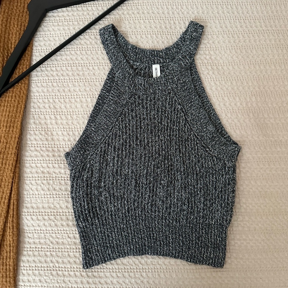 🌑 S O L D 🌑 Flattering knit halter top